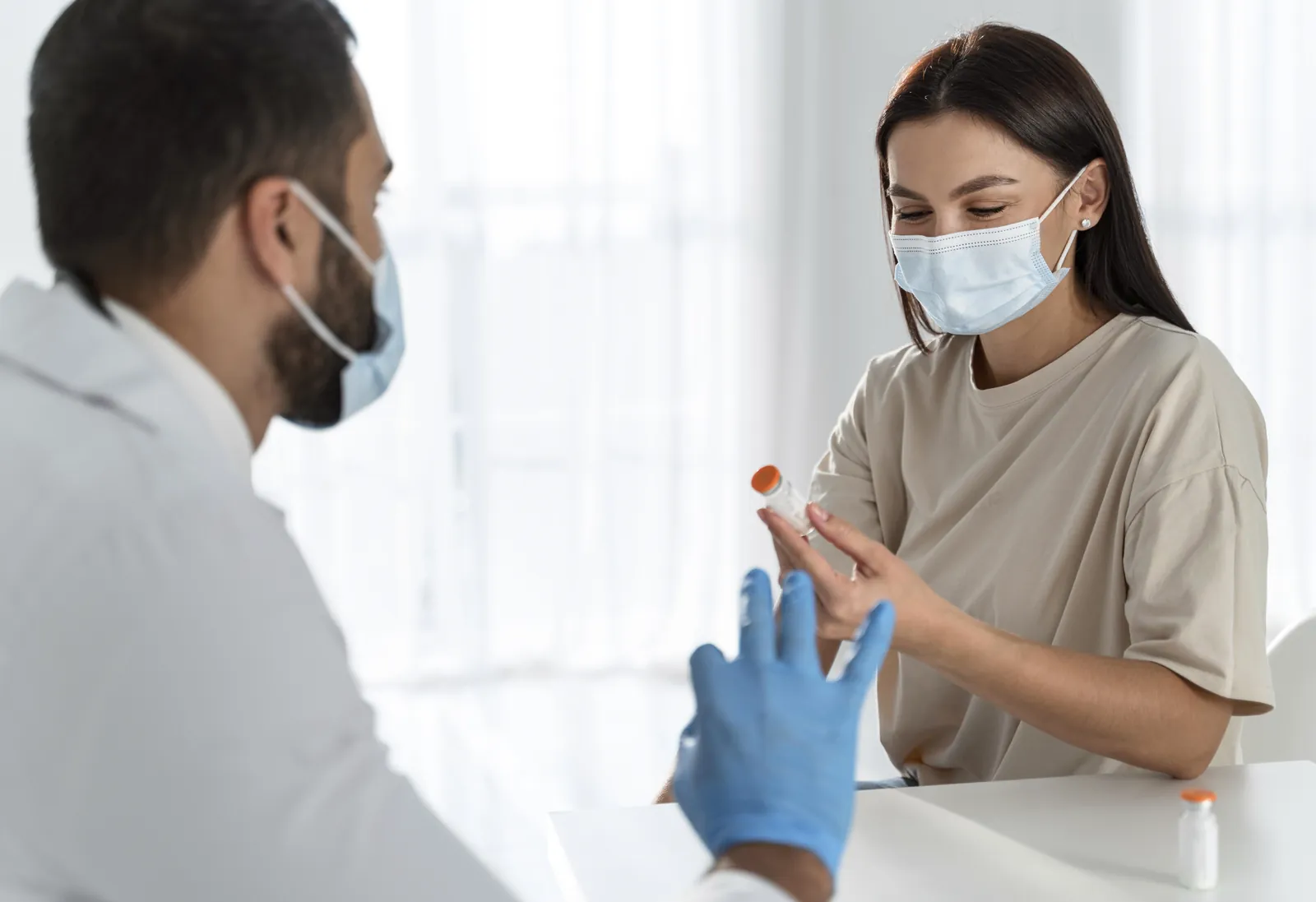 Profissional de saúde ocupacional durante atendimento clínico