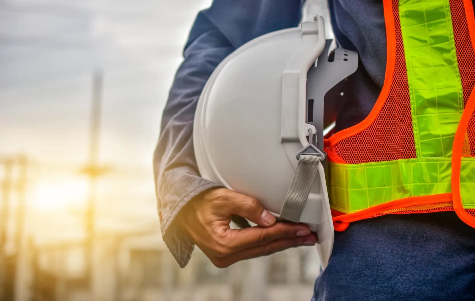 Equipe técnica de segurança do trabalho em inspeção de instalação industrial
