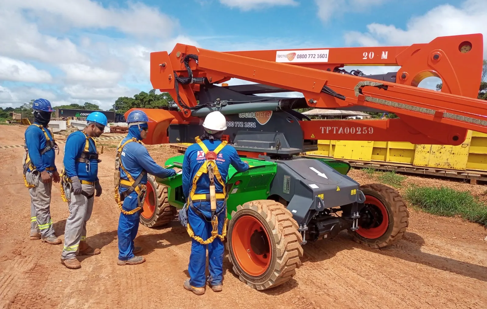 Instrutor conduzindo treinamento prático de segurança com equipe em campo